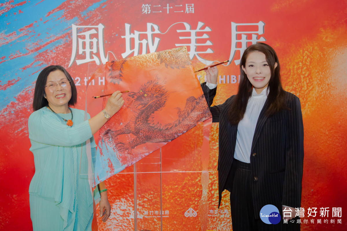 高虹安市長與藝術家代表呂燕卿教授一同為祥龍風箏點金（睛)。