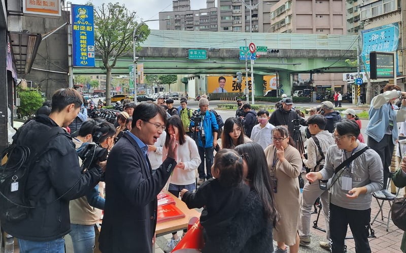 黃國昌3日在新北市板橋區成立聯合服務處,現場發放春聯與紅包。黃國昌服務處提供