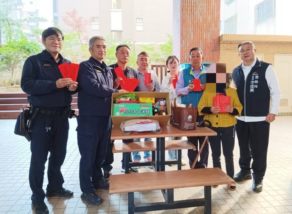 ▲圖說:林男一家七口北漂臺中,妻子罹病卻無錢醫治陷困頓,分局長李建興偕同善心人士攜善款前往探望 (圖/台中市政府提供)