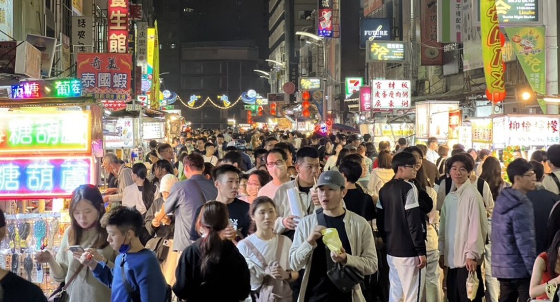 紅髮艾德開唱!演唱會經濟搭上黃色小鴨熱潮 高雄商圈夜市人潮從晚餐時段客滿至深夜