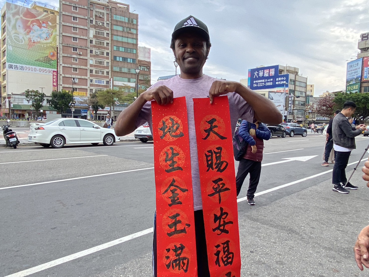 ▲天悅生命教育協會在彰化火車站辦理春節藝術季，邀請書法大師揮毫送春聯，現場Lisa薩克斯風樂團，越南在台青年協會與大家分享不同過年文化與藝術創作。（記者張溎壕攝）