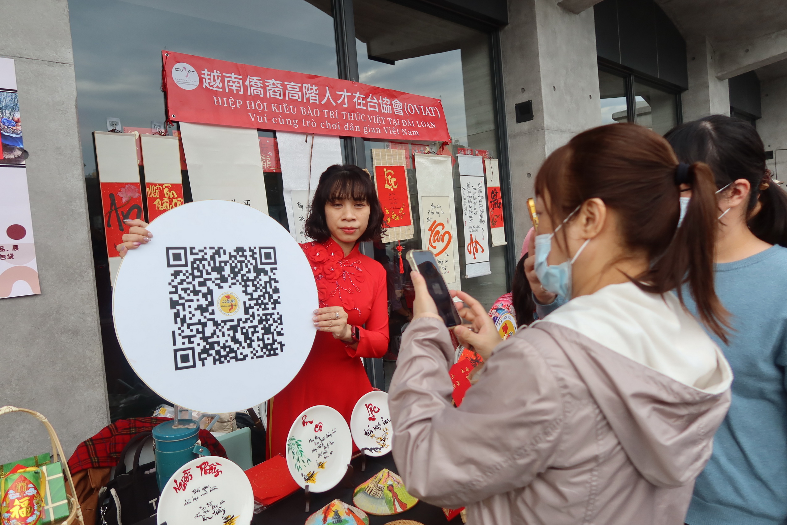 ▲天悅生命教育協會在彰化火車站辦理春節藝術季，邀請書法大師揮毫送春聯，現場Lisa薩克斯風樂團，越南在台青年協會與大家分享不同過年文化與藝術創作。（記者張溎壕攝）