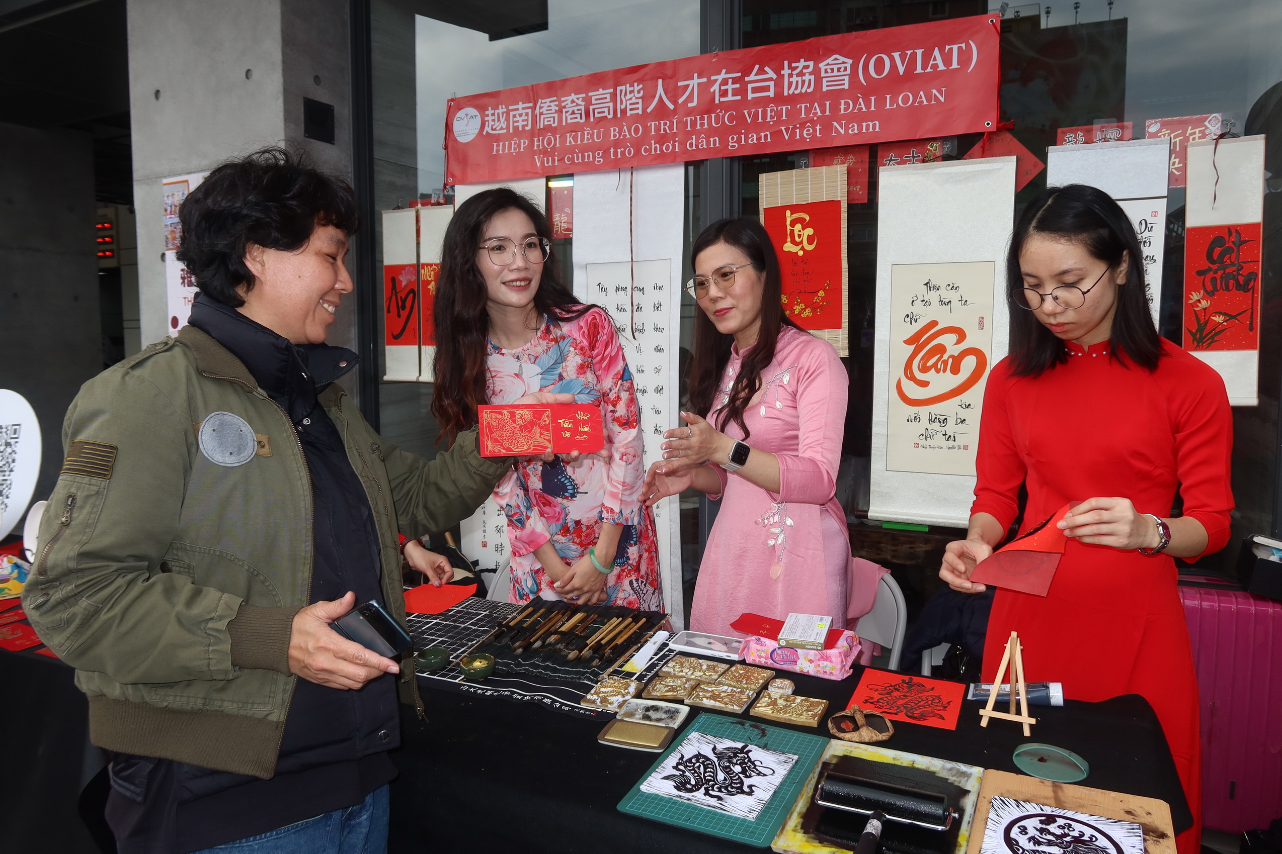 ▲天悅生命教育協會在彰化火車站辦理春節藝術季，邀請書法大師揮毫送春聯，現場Lisa薩克斯風樂團，越南在台青年協會與大家分享不同過年文化與藝術創作。（記者張溎壕攝）