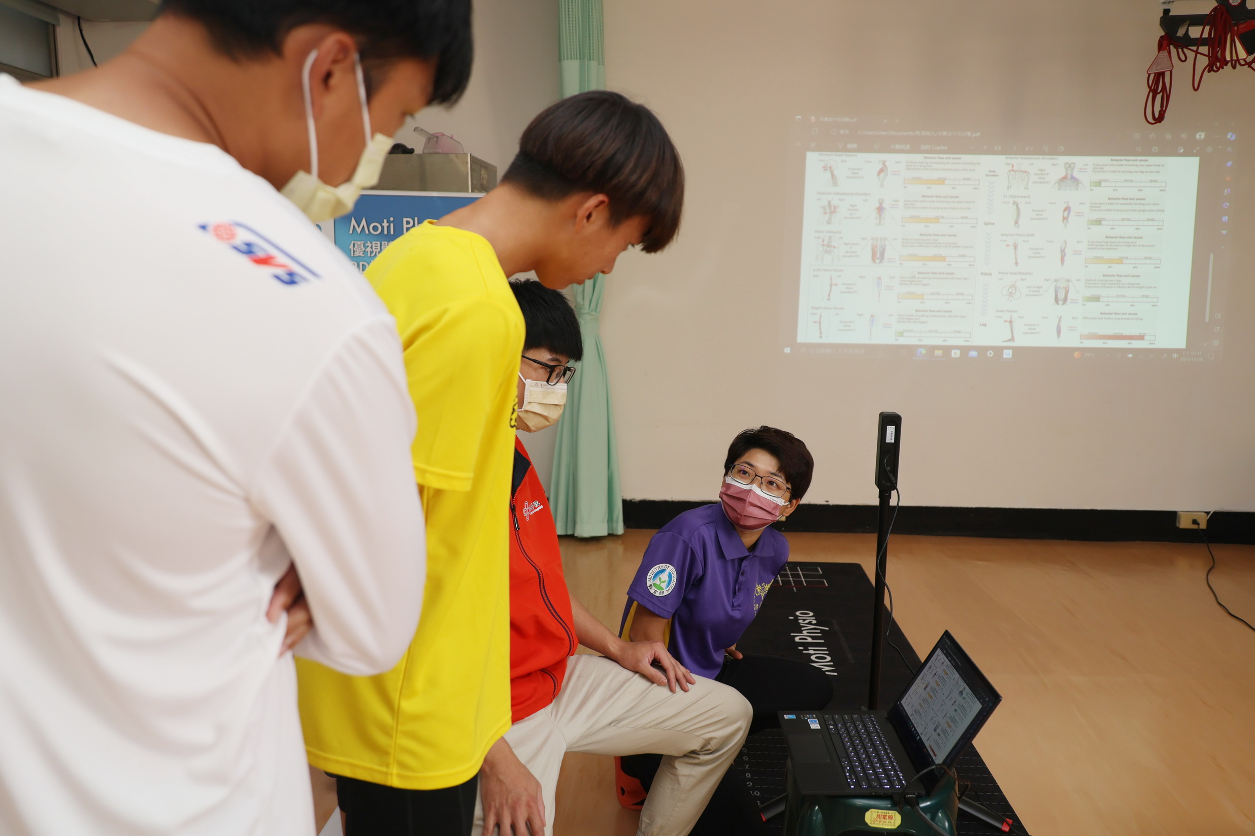 ▲員林市常春醫院引進AI技術，把3D攝影體態分析儀帶進校園，選手也可即時與醫師、防護員互動討論，調整自己的姿勢。（常春醫院提供）