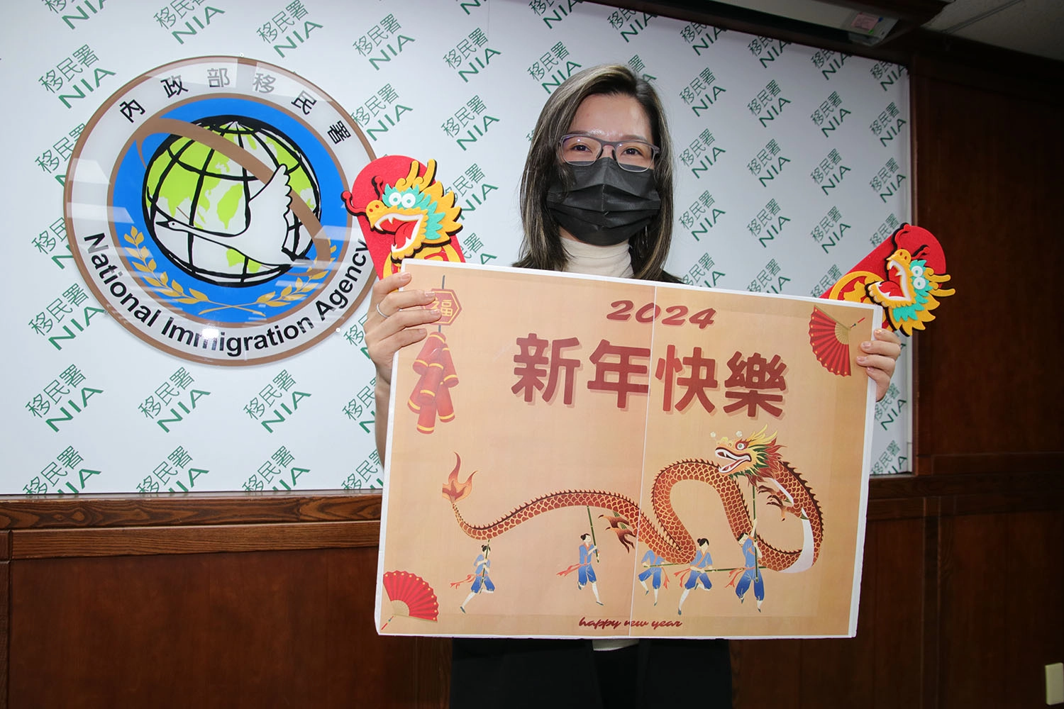 臺北市服務站日前舉行「龍吟虎嘯賀新春:新住民家庭教育暨法令宣導」課程,並安排與會學員製作龍年不織布紅包。(前排左3為臺北市服務站視察洪湘鳳,前排左4為新住民講師小貞)