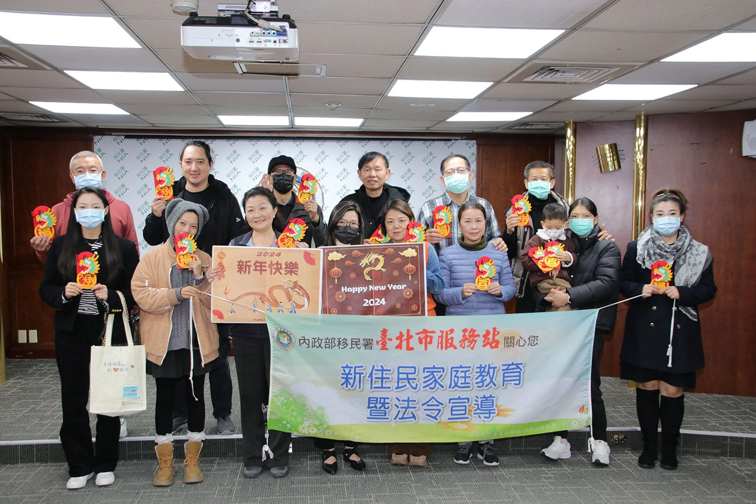 紅包上黏上龍頭,象徵龍運當頭,也有祥龍獻瑞之意。新住民講師小貞祝大家2024新年快樂,龍年吉祥如意。