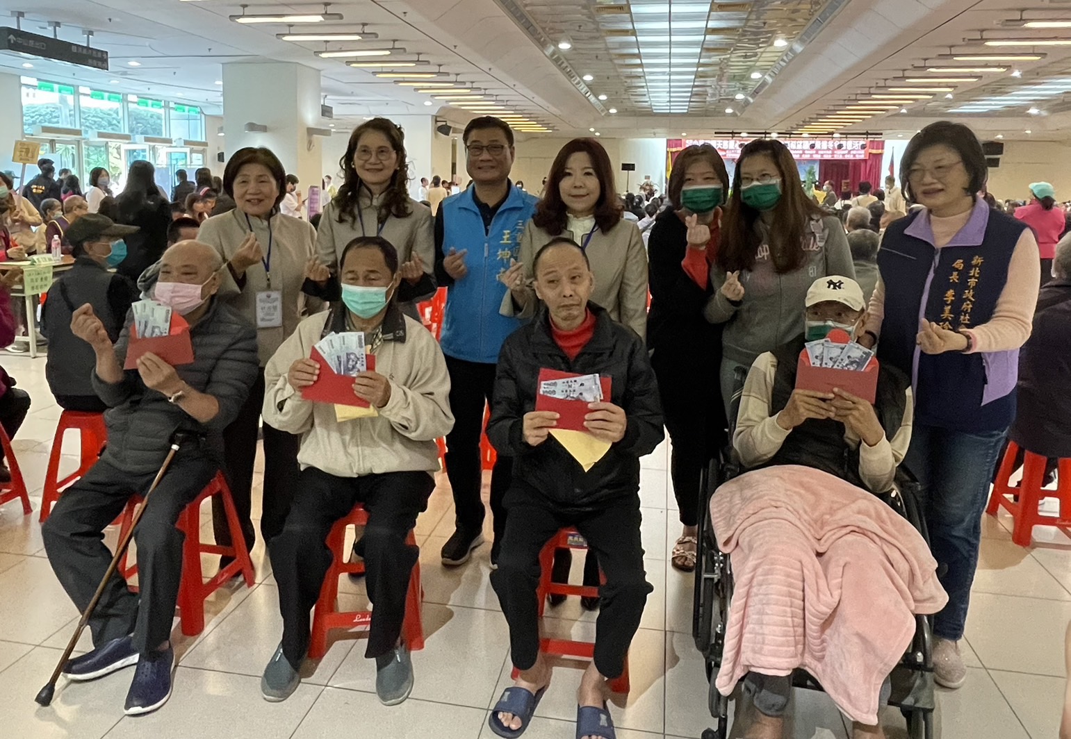 中華民國天慈愛心功德會點亮希望讓愛飛揚　發放三重845戶弱勢家庭關懷金