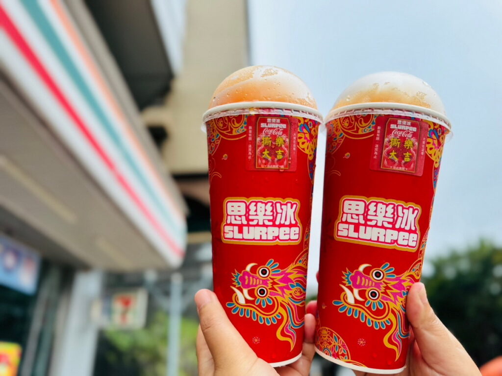 即日起購買特大杯思樂冰(不限品項)，即可獲得龍年特大杯限定杯款，撕開「撕樂大吉」貼紙體驗杯上驚喜。