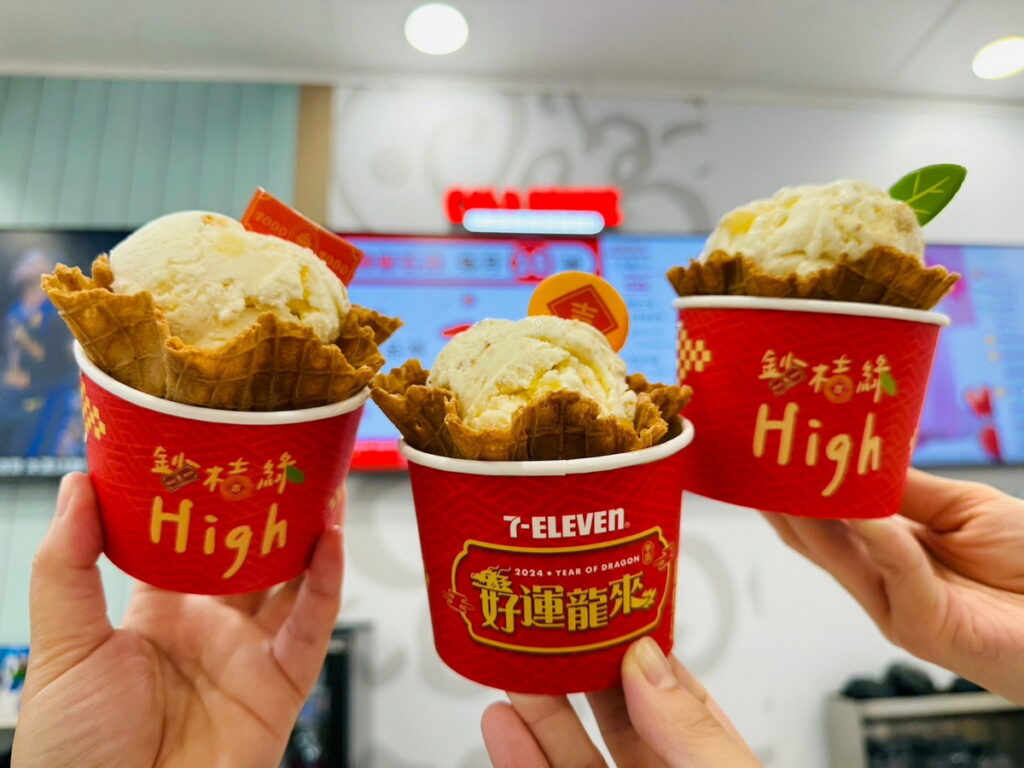 「7-ELEVEN酷聖石複合店」推出蘋果鳳梨酥口味的「蘋安旺來冰淇淋」。