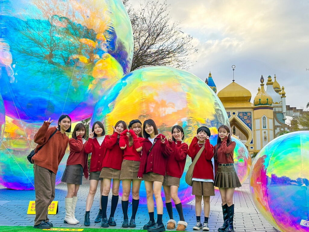 園區打造全新網美拍照景點 「炫彩奇幻泡泡球」,七米巨型炫彩泡泡球加上各式不同大大小小的泡泡球點綴,隨著日光光影交錯的折射,呈現出五光十射的炫麗色彩,再度飆上全台網美必朝聖景點冠軍首選