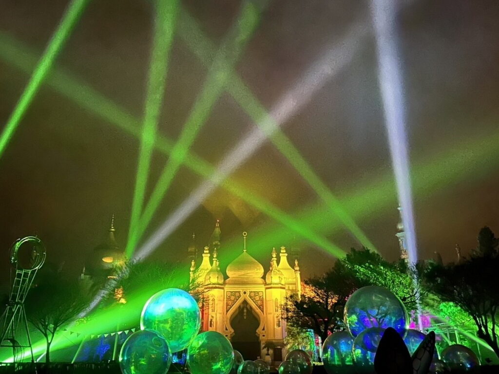 重金禮聘國際知名的無人機團隊表演「無人機飛行夜光秀」,數百台的無人機在空中進行多元化的變換飛行,運用現代科技展現絢麗的無人機演出!
