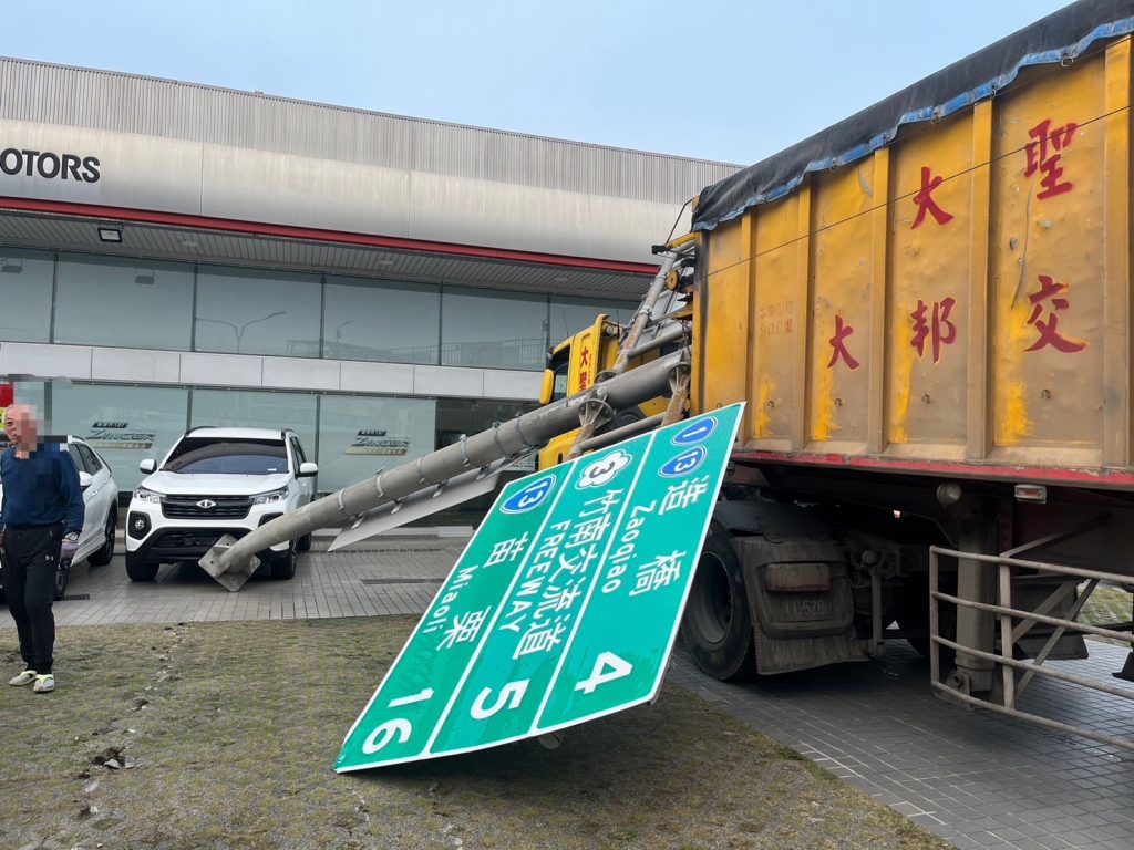苗栗縣警察局頭份分局表示:接獲報案頭份市永貞路與南田街口有車禍
