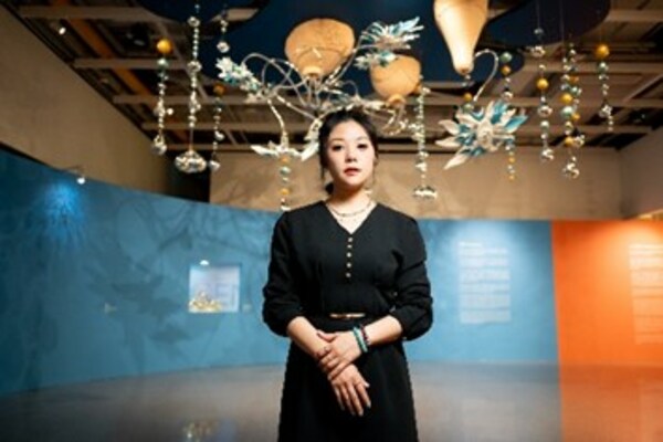 藝術家蘇凌葑女士愛的作品《花季》由天花懸吊下來,彷彿似寶石珠鏈。 藝術家蘇凌葑女士愛的作品《花季》由天花懸吊下來,彷彿似寶石珠鏈。