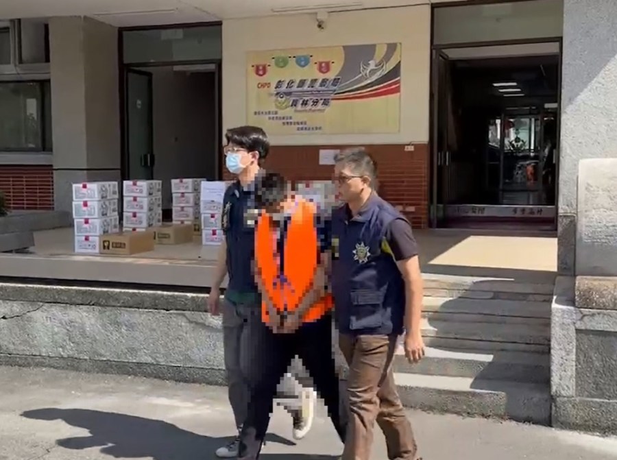 膽大詐欺車手警局旁約面交 23歲男穿夾腳拖掛理財專員證被逮 202 cnews204240204a04
