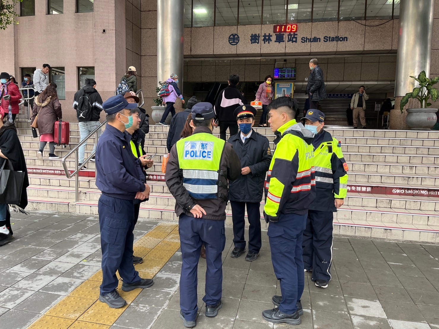 樹林警會同國道警六大隊、樹林車站及廟宇、各大賣場、大型夜市、傳統市場代表等，共同協調春節期間易壅塞路段及觀光景點交通順暢期前會勘。(記者張艷君翻攝)