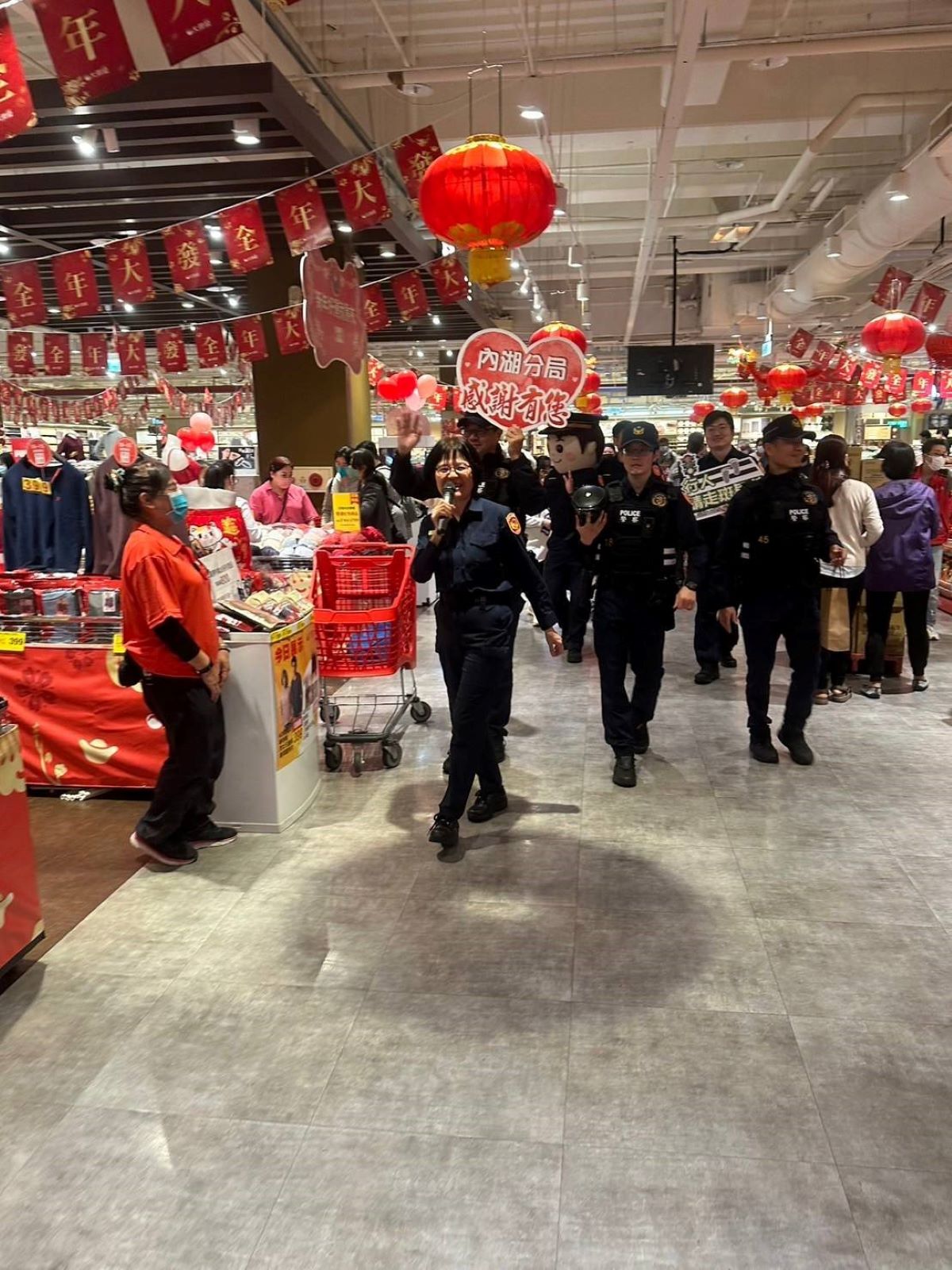 分局長蕭慧珠率內湖分局同仁於大賣場內宣導。(記者薛秀蓮翻攝)