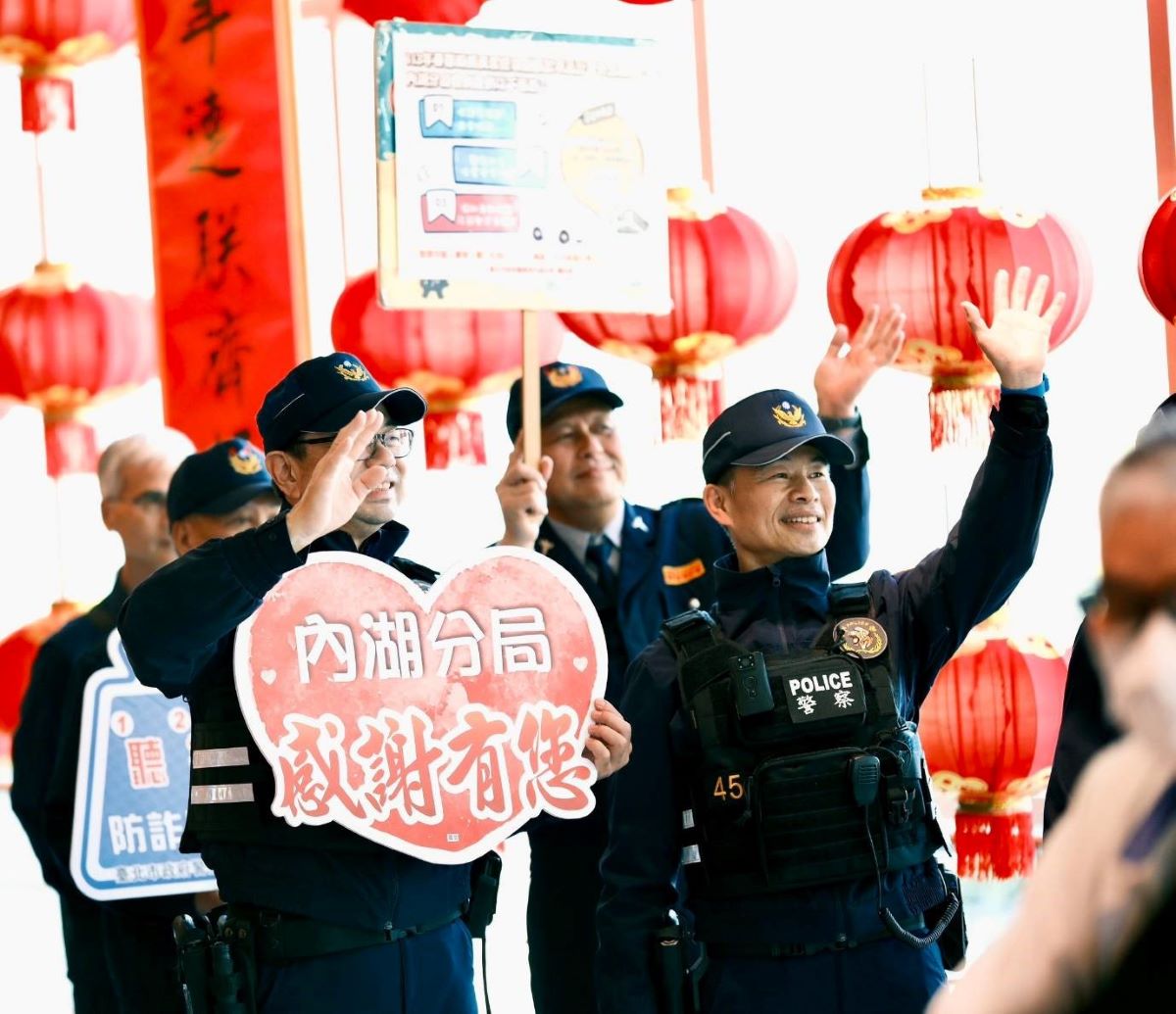 內湖分局同仁於大賣場內宣導。(記者薛秀蓮翻攝)