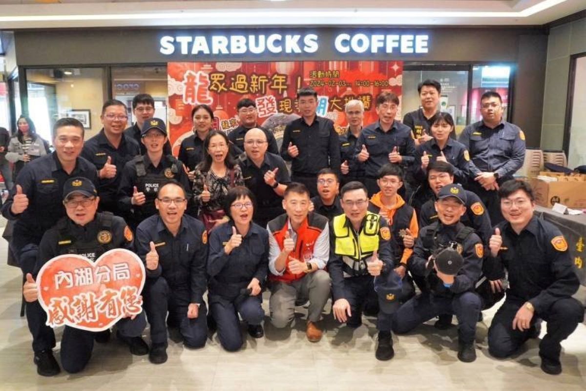 內湖分局同仁與大潤發同仁合影。(記者薛秀蓮翻攝)