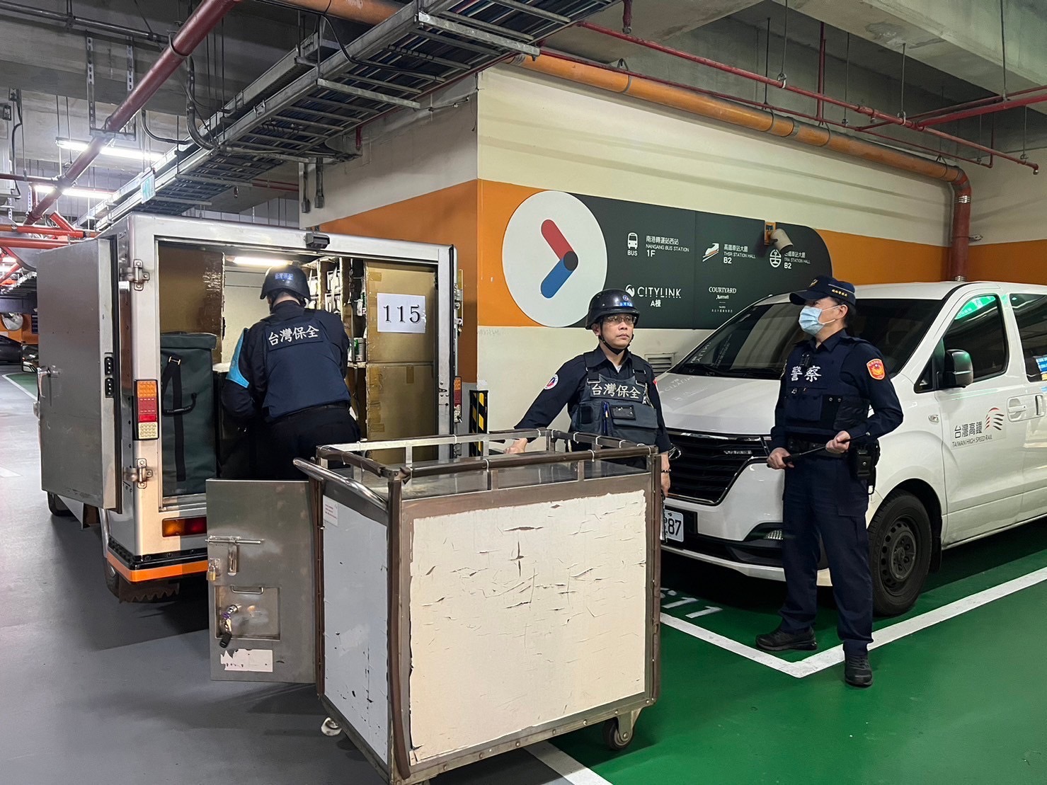 鐵警參與「春節護鈔」勤務。(記者宋紹誠翻攝)