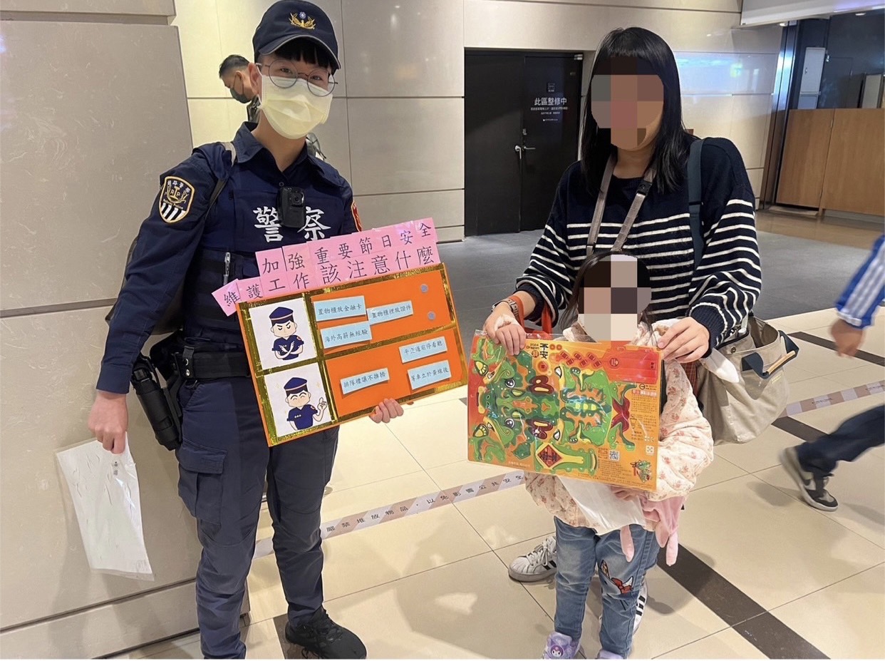 鐵警向民眾宣導反詐騙。(記者宋紹誠翻攝)