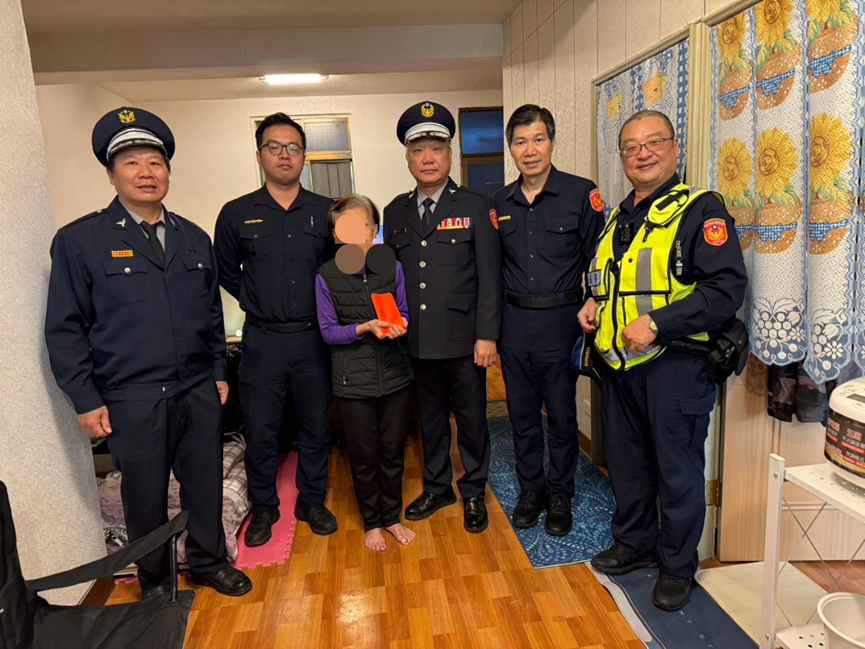 三重分局義警中隊長許誥(中)致贈慰問金。(記者送紹誠翻攝)