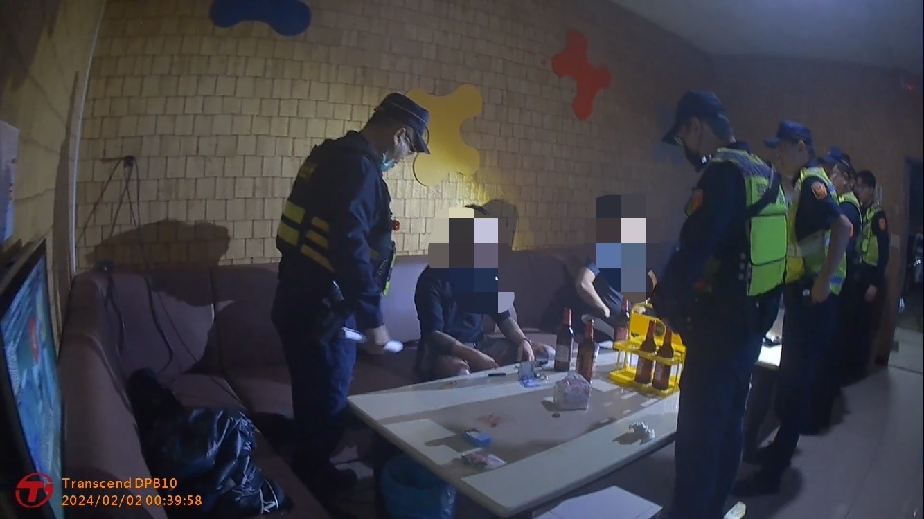 唱K又抽K！遇岡警臨檢通通不要跑。〈圖/記者蔡宗武翻攝〉