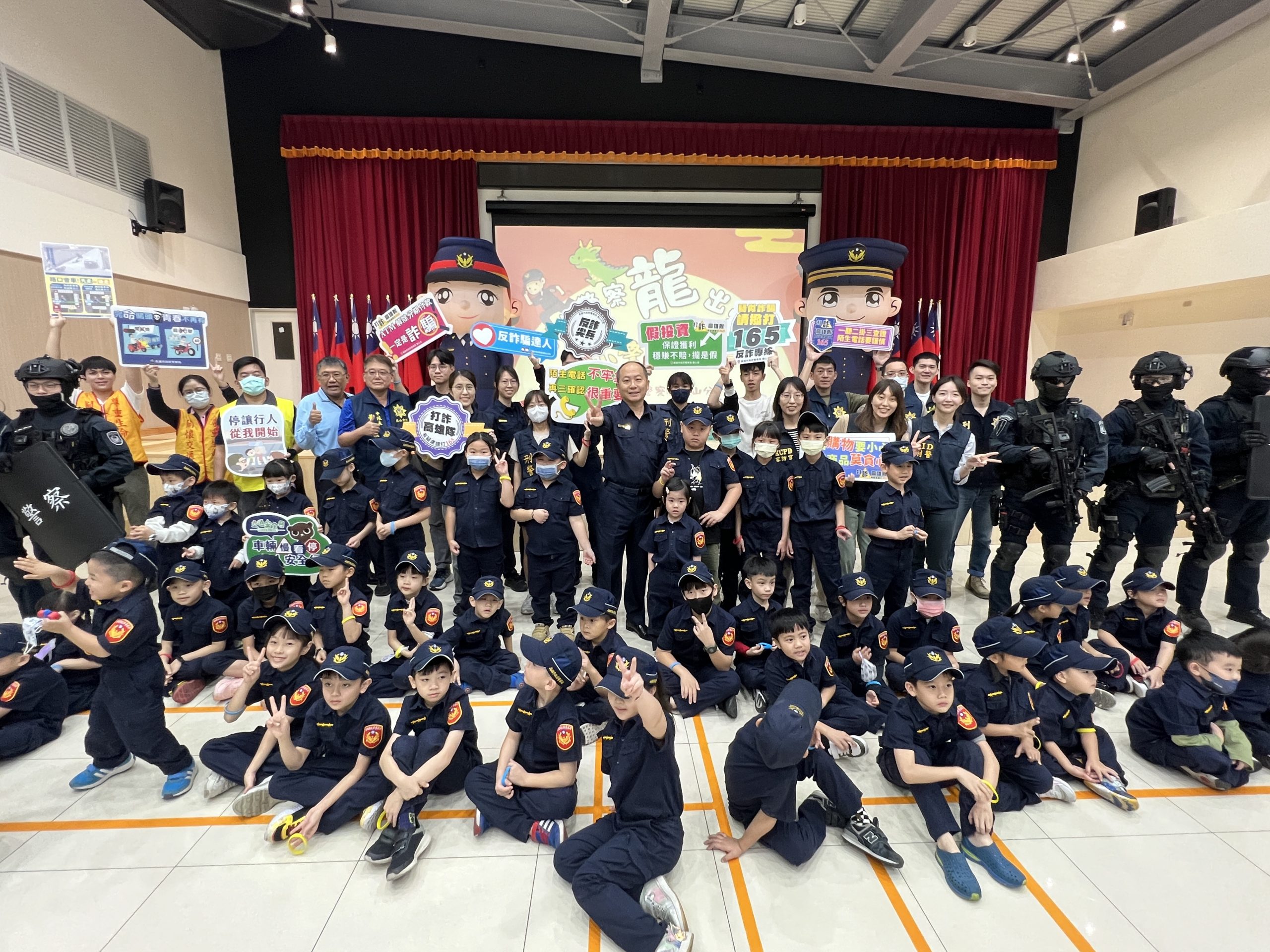鼓山分局落成後首辦小小警察營 帥氣特勤震撼攻堅 神秘嘉賓霸氣現身驚呼不斷。〈圖/記者蔡宗武翻攝〉