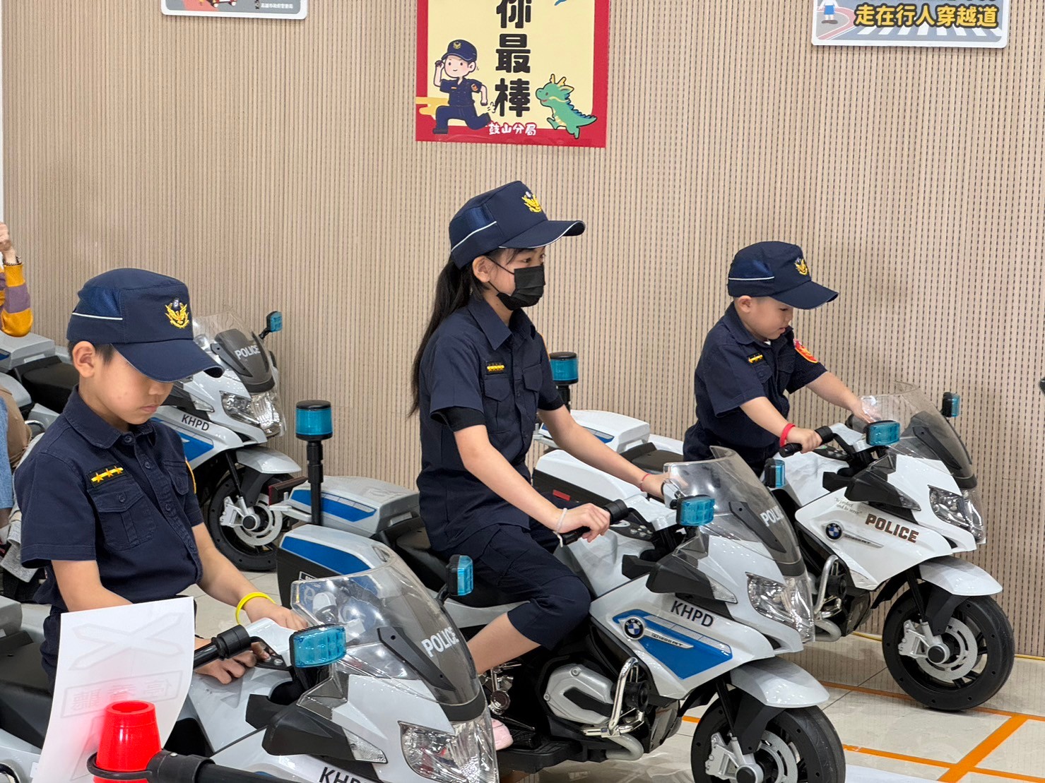 在活動關卡的設計中，融入婦幼安全宣導的跳格子、交警小重機體驗。〈圖/記者蔡宗武翻攝〉