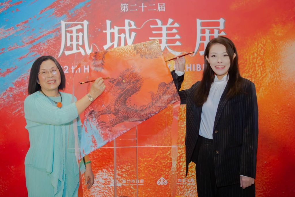 高虹安市長與藝術家代表呂燕卿一同為祥龍風箏點金(睛)。(圖/記者黃溎芬翻攝)