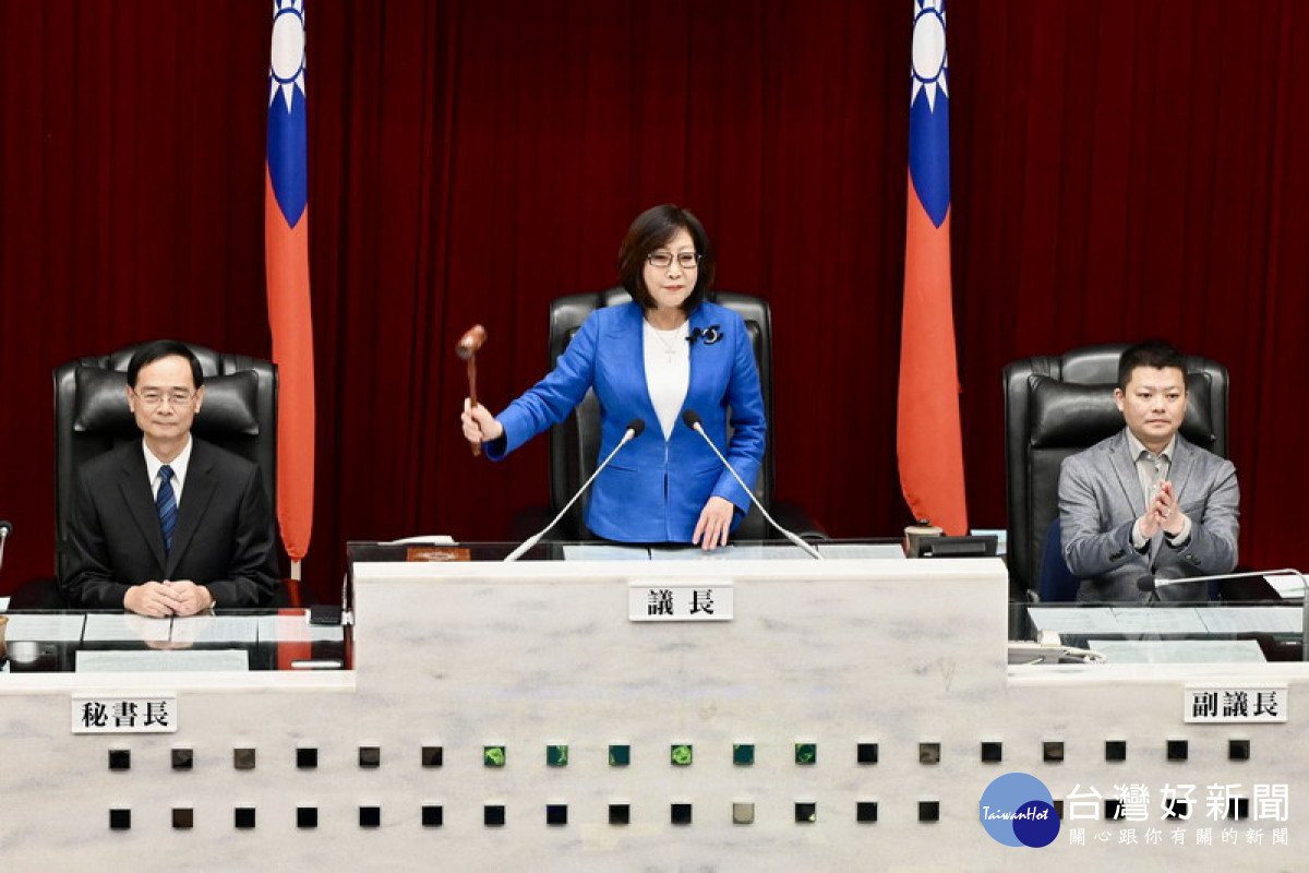 ▲議長康裕成敲下議事槌，宣告臨時會結束。