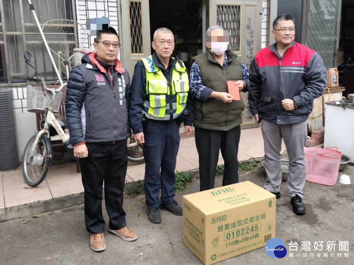 楊梅警寒冬送暖，關懷社區獨老。