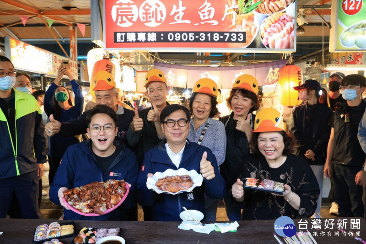 ▲陳其邁到武廟市場發小紅包不忘大啖美食。