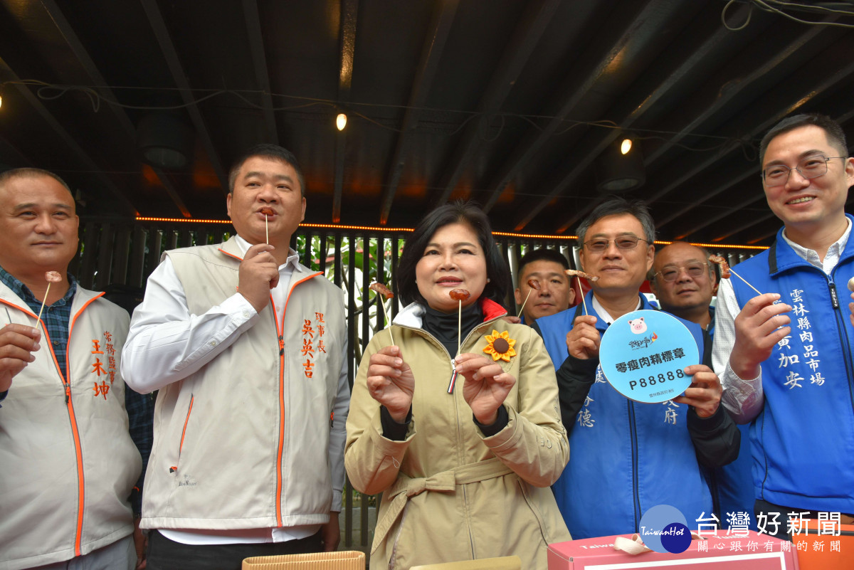 雲林縣長張麗善等人今(在雲林縣肉品市場雲饗豬展售館，共同品嚐雲林豬肉產品，為雲林豬肉產品掛保證／陳致愷翻攝