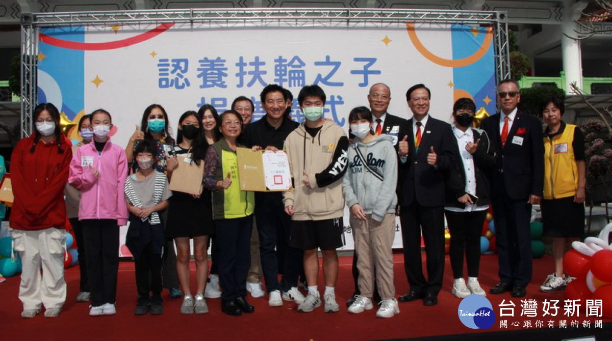 ▲國際扶輪3510地區認養扶輪之子捐贈儀式。