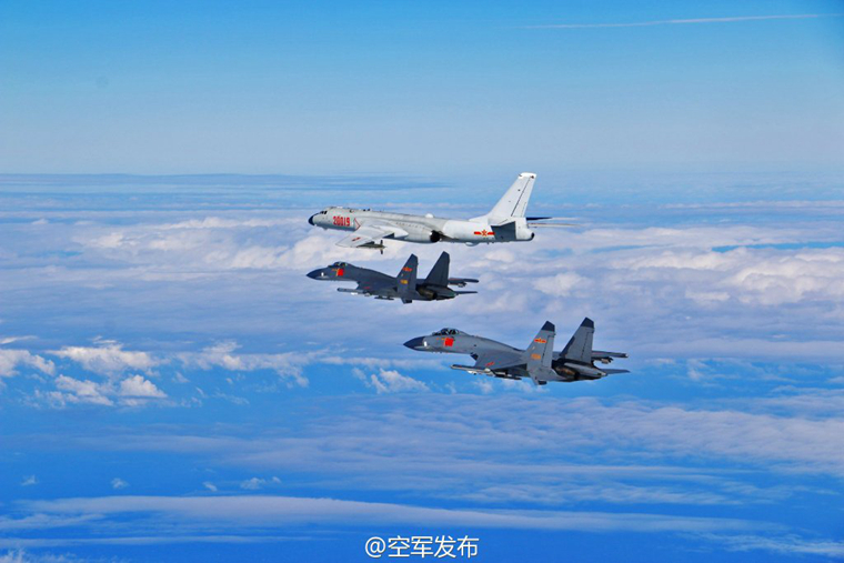 中共解放軍今對台執行「聯合戰備警巡」,圖為蘇-30與轟六型機。資料照片