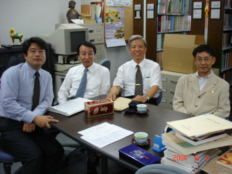 益本仁雄教授(右)8/2陪我到日本外務省報到。圖/楊正寬
