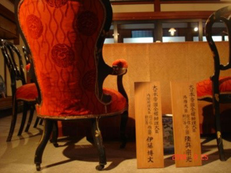 會場上標示清國代表李鴻章、李經方及日本代表伊藤博文、陸奧宗光等人的座位。圖/楊正寬