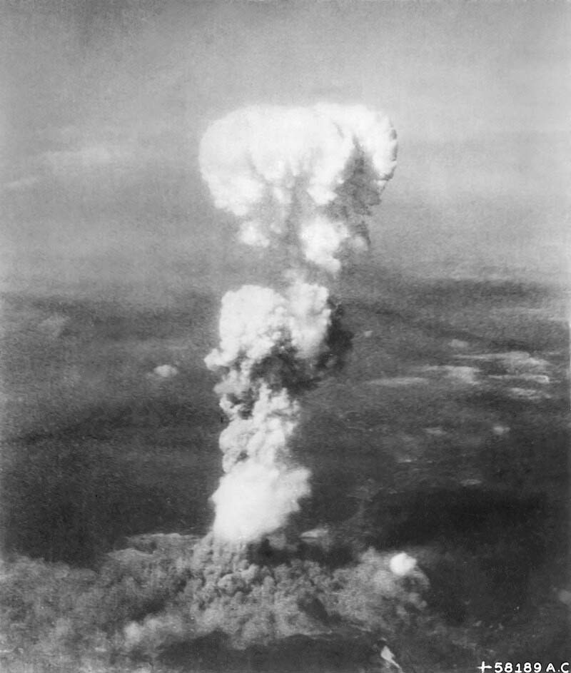 原子彈產生巨大的蕈狀雲(維基百科)及保留震後的斷垣殘壁。圖/楊正寬