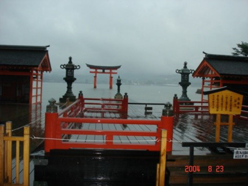 走訪廣島原爆現場後趕搭渡輪到也是世界文化遺產的嚴島神社。圖/楊正寬