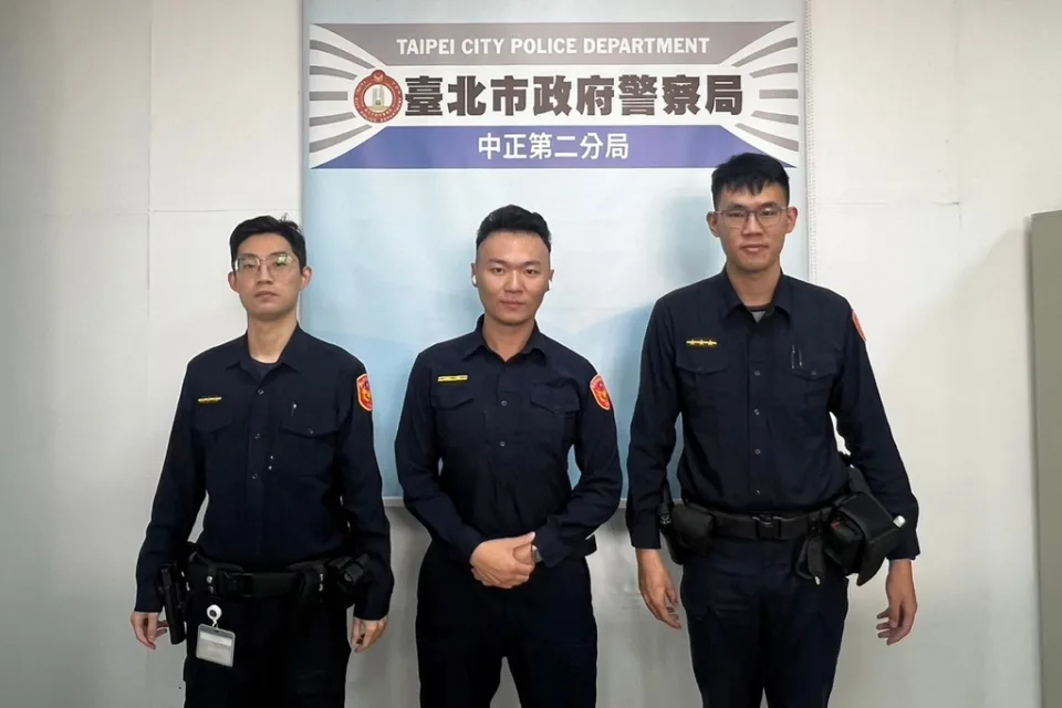 民眾日報 2024年2月5日 週一 上午9:24 圖說:臺北市中正第二分局南昌路派出所警員黃煒哲、所長廖嵥俊、警員吳鈞凱。 圖說:臺北市中正第二分局南昌路派出所警員黃煒哲、所長廖嵥俊、警員吳鈞凱。