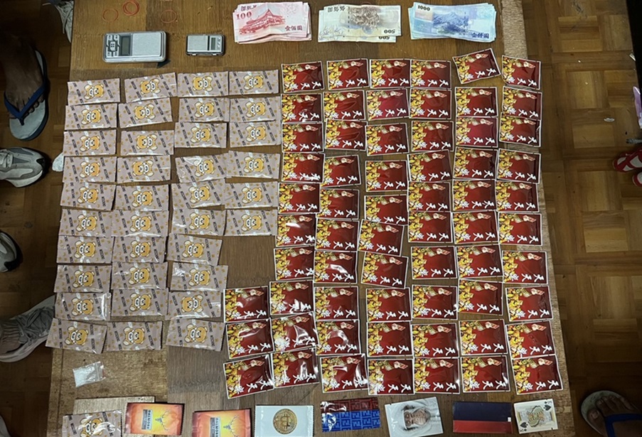 ▲圖說：警方當場查扣毒品咖啡包107包、電子磅秤、現金1萬4仟餘元等證物 （圖／台中市政府提供）