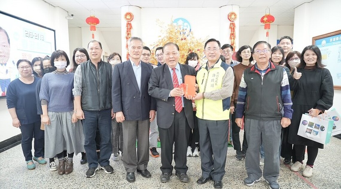 陳光復致贈縣府員工春節禮金 祝福鄉親們新年快樂