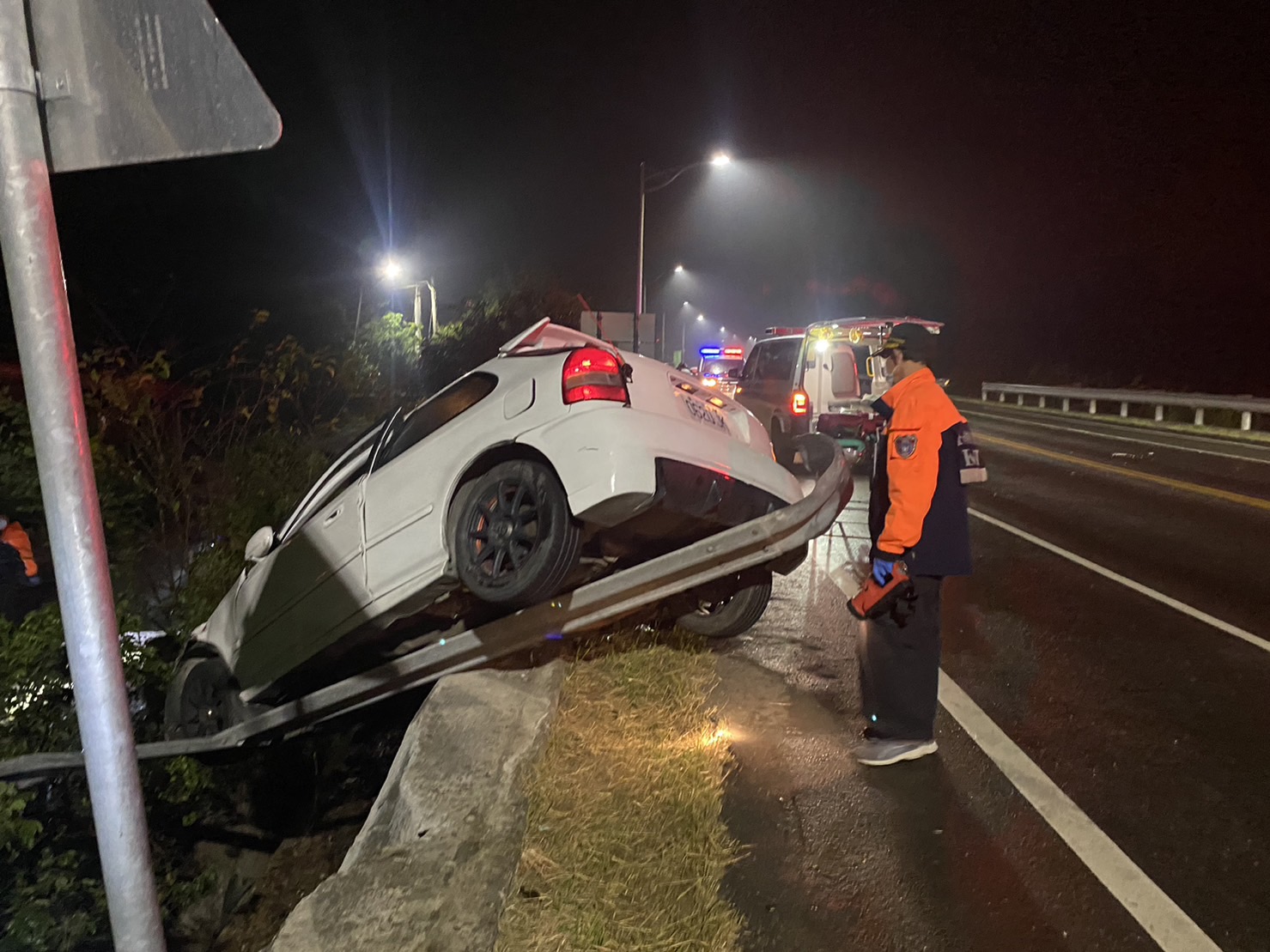 ▲台南市南化山區台20乙往左鎮方向,5日凌晨發生自小客車撞毀護欄,車體一半衝出車道斜卡在護欄,消防人員卻遍尋不到駕駛人。(圖/民眾提供)