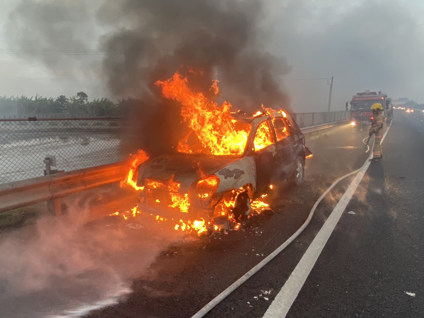 ▲台南國道一號北上新營路段今(5日)早上驚傳火燒車意外,駕駛及時逃生,無人傷亡。(圖/民眾提供)