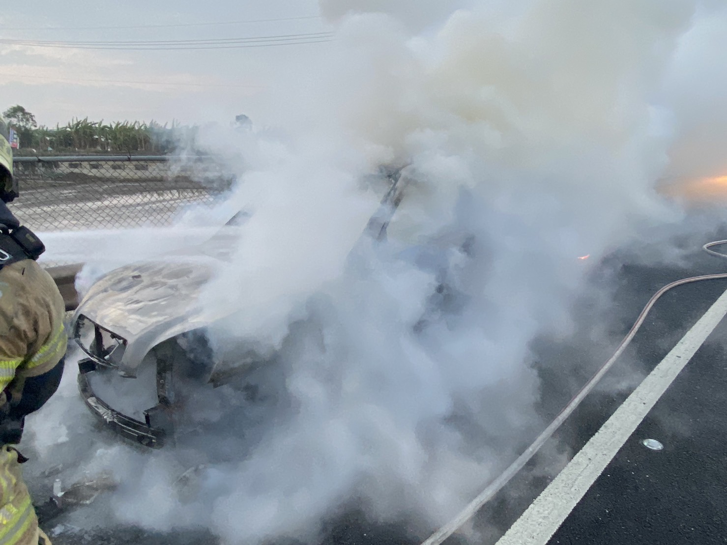 ▲台南國道一號北上新營路段今（5日）早上驚傳火燒車意外，駕駛及時逃生，無人傷亡。（圖／民眾提供）