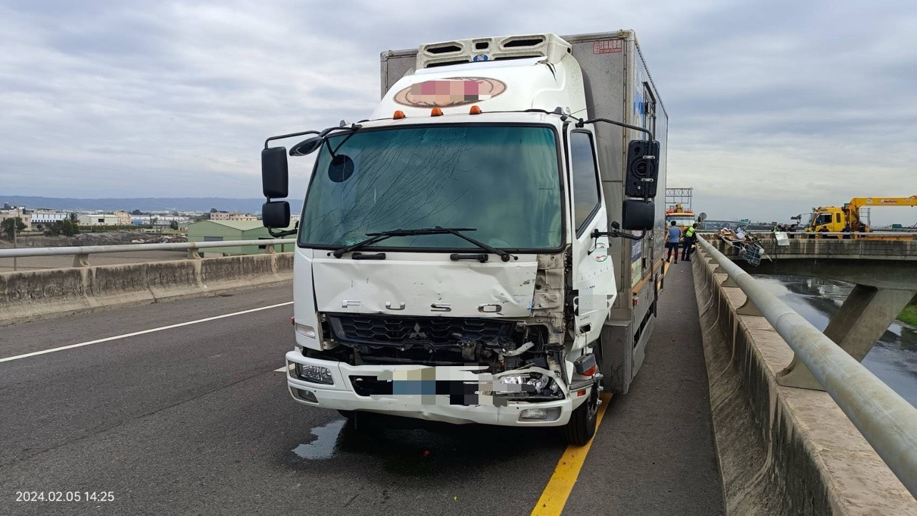 ▲台76線西向13公里處大貨車疑似與小貨車發生碰撞,小貨車衝出護欄,摔落到30公尺底下的員大排,小貨車翻落護欄墜高架橋下變成廢鐵。(民眾提供)