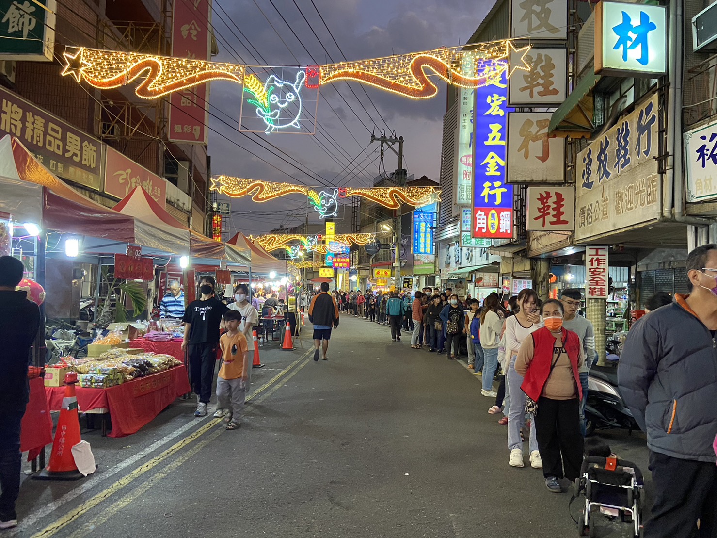 ▲田中鎮公所於員集路老街辦理年貨大街，即日起熱鬧開賣，今年年貨大街攤位創新高，讓鄉親能夠省荷包、過好年，一起歡喜迎接新年。（記者張溎壕攝）