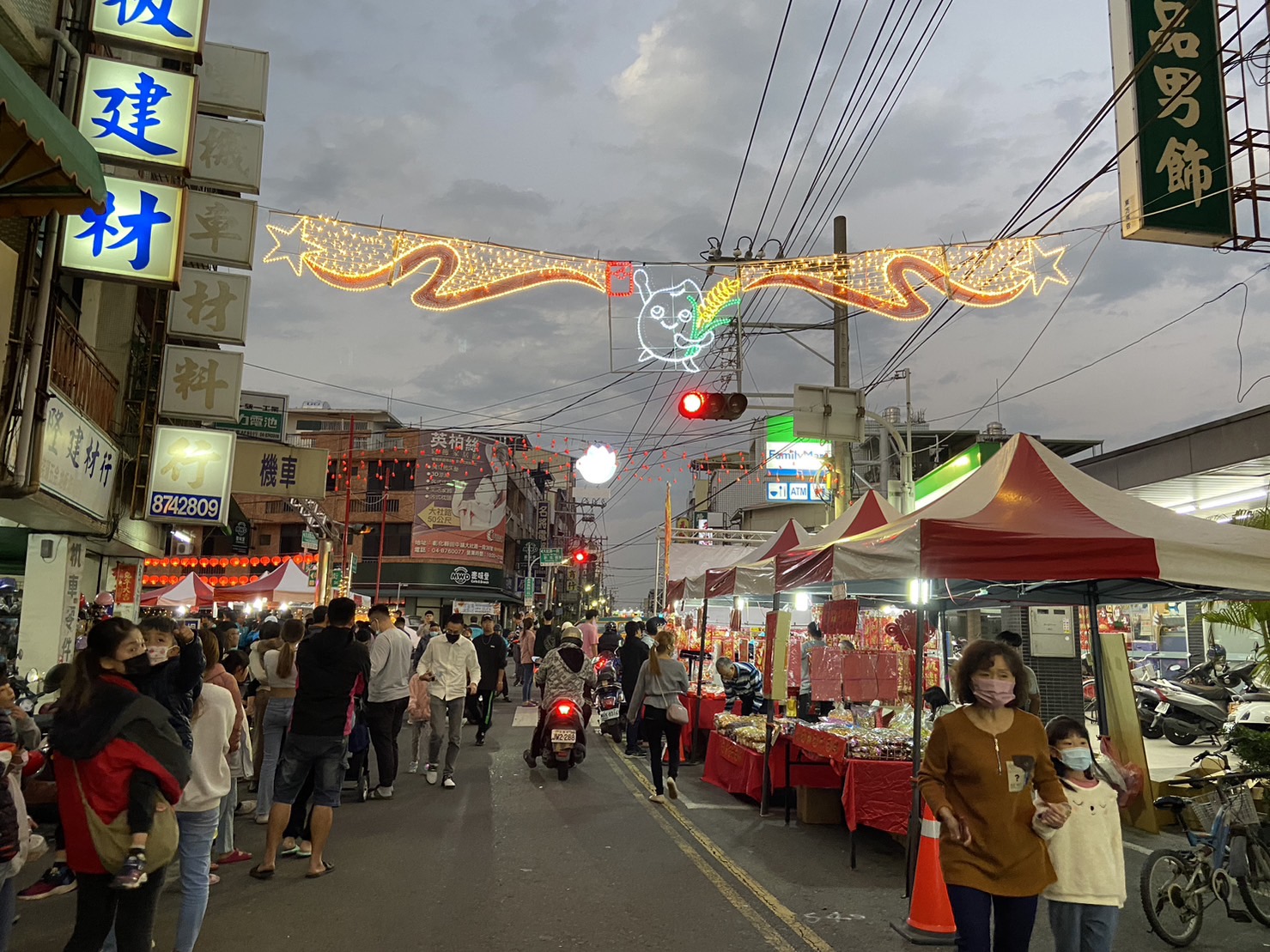 ▲田中鎮公所於員集路老街辦理年貨大街，即日起熱鬧開賣，今年年貨大街攤位創新高，讓鄉親能夠省荷包、過好年，一起歡喜迎接新年。（記者張溎壕攝）