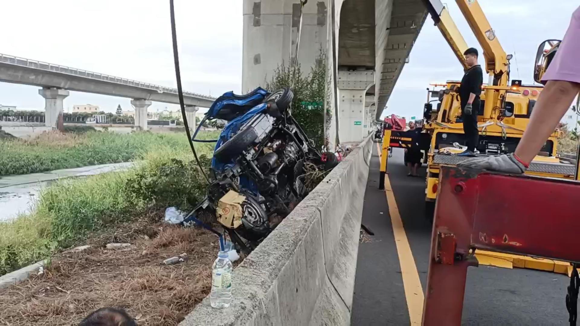 ▲台76線西向13公里處大貨車疑似與小貨車發生碰撞,小貨車衝出護欄,摔落到30公尺底下的員大排,小貨車翻落護欄墜高架橋下變成廢鐵。(民眾提供)