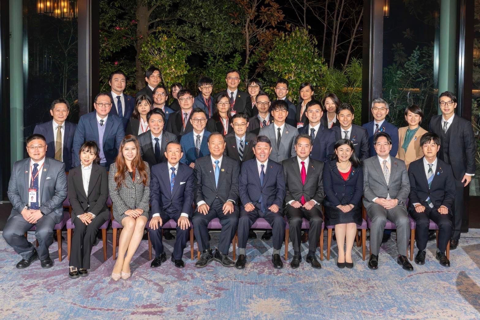 ▲救國團串聯全台跨黨派6位青年藍綠白議員,赴日本與前首相、參眾議員、市長等交流。(圖/記者陳彥霖翻攝)